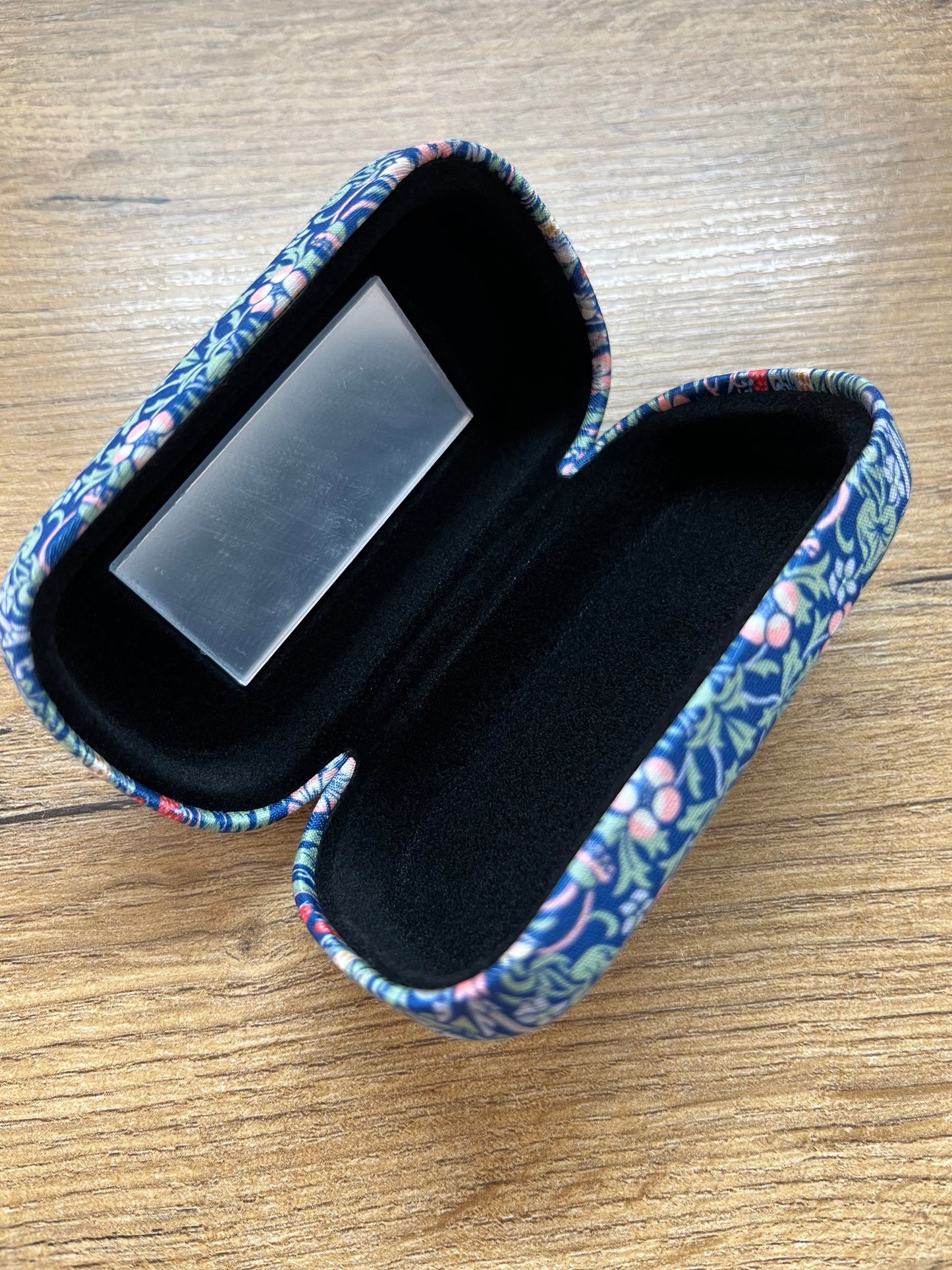 Travel Case - Strawberry Thief